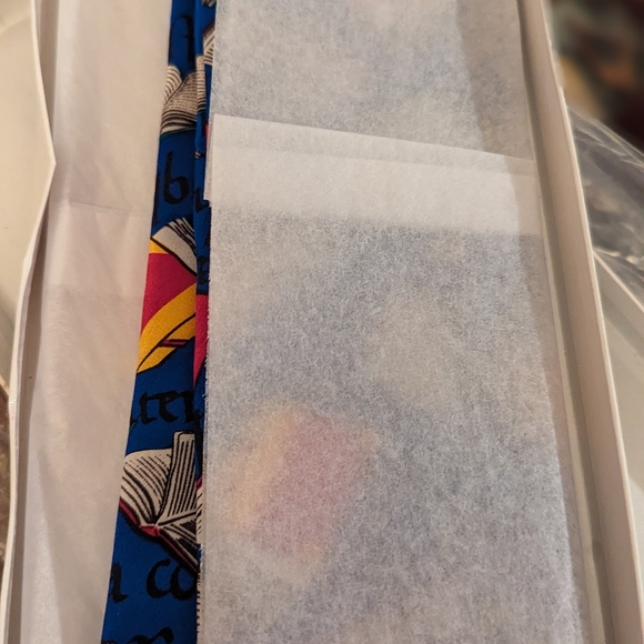 Levenger book/writers tie new in box. Box has damage from storage. - Picture 2 of 4